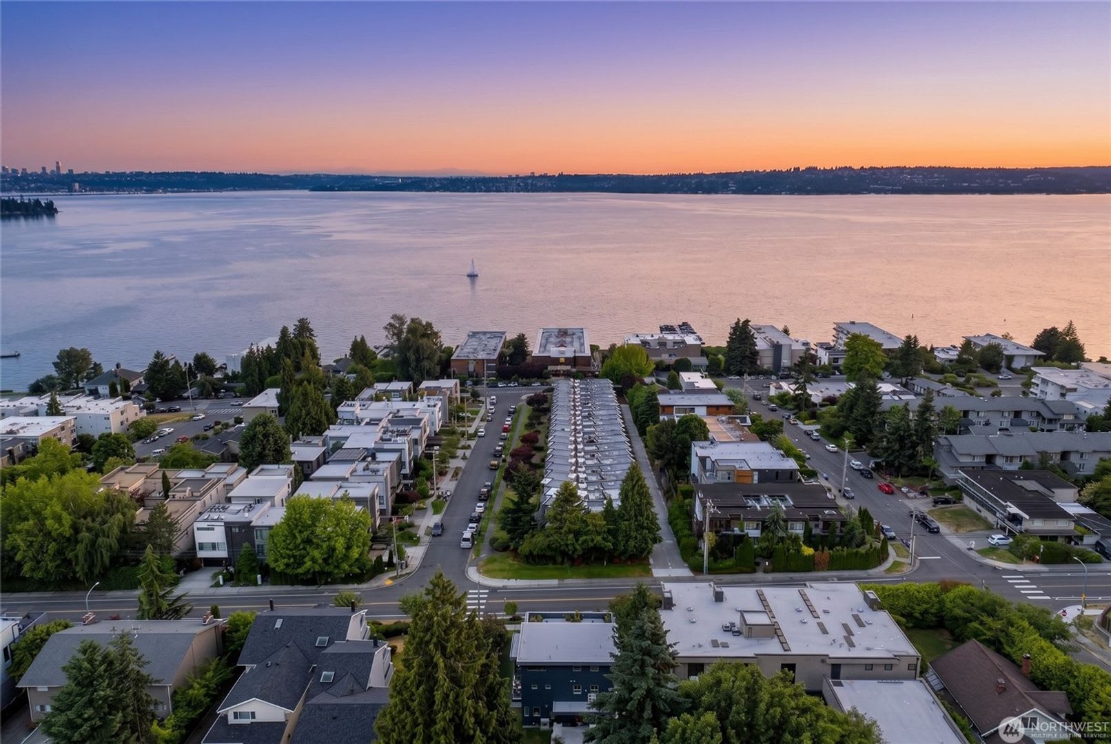 4Bd/4.25Ba Kirkland Home – photo 1