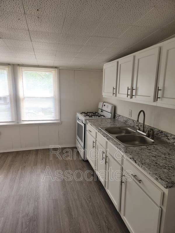 1122 Larchmont Ave – photo 4