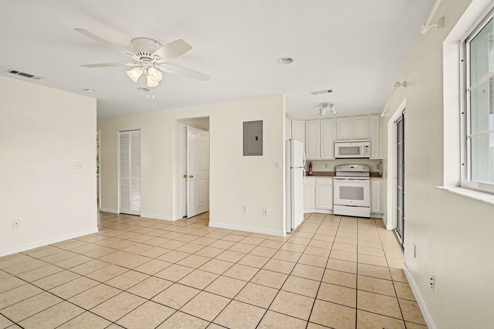 255 West Towne Pl – photo 3