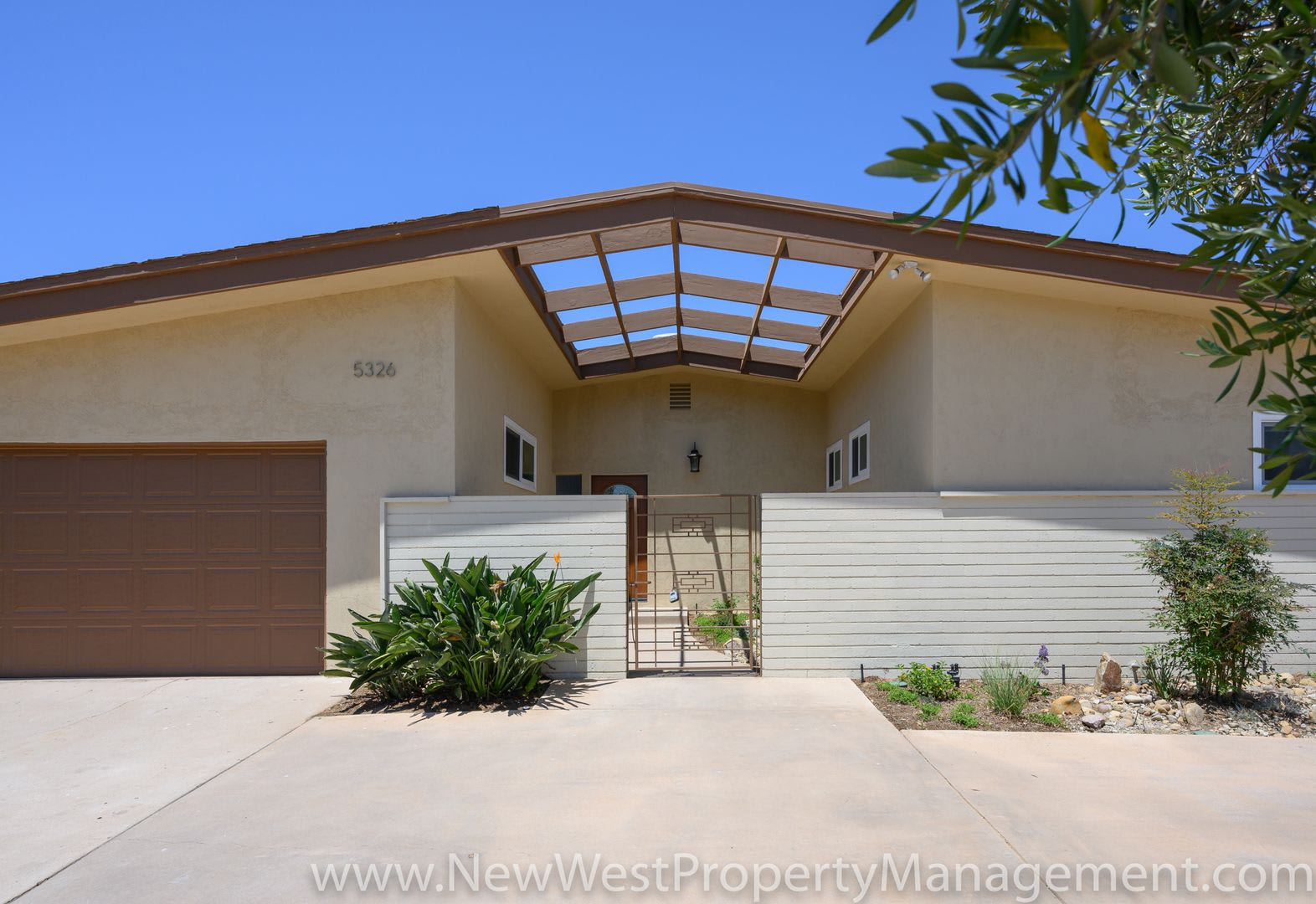 Spacious College View Estates 3 Bedroom, Available Now! – photo 1