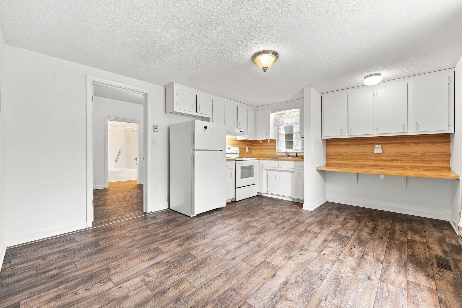 *** $100.00 OFF FIRST MONTH RENT IF MOVE IN BY END OF AUGUST*** – photo 3