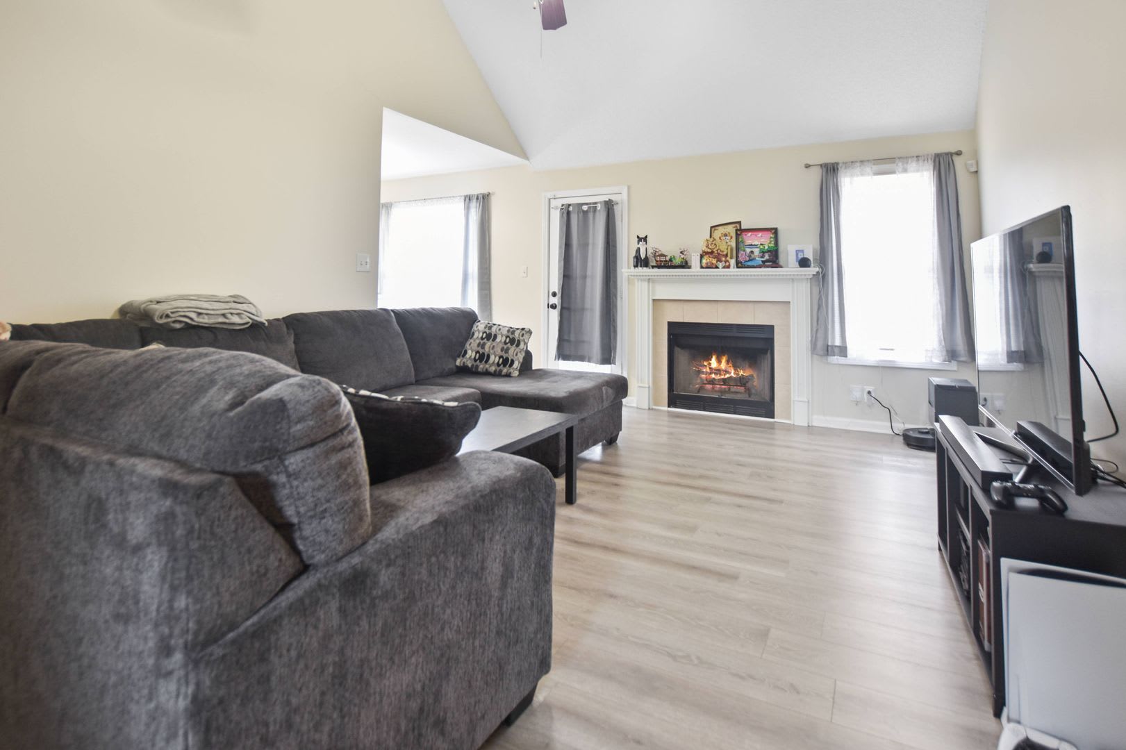Pet Friendly Three Bedroom with Bonus! – photo 4