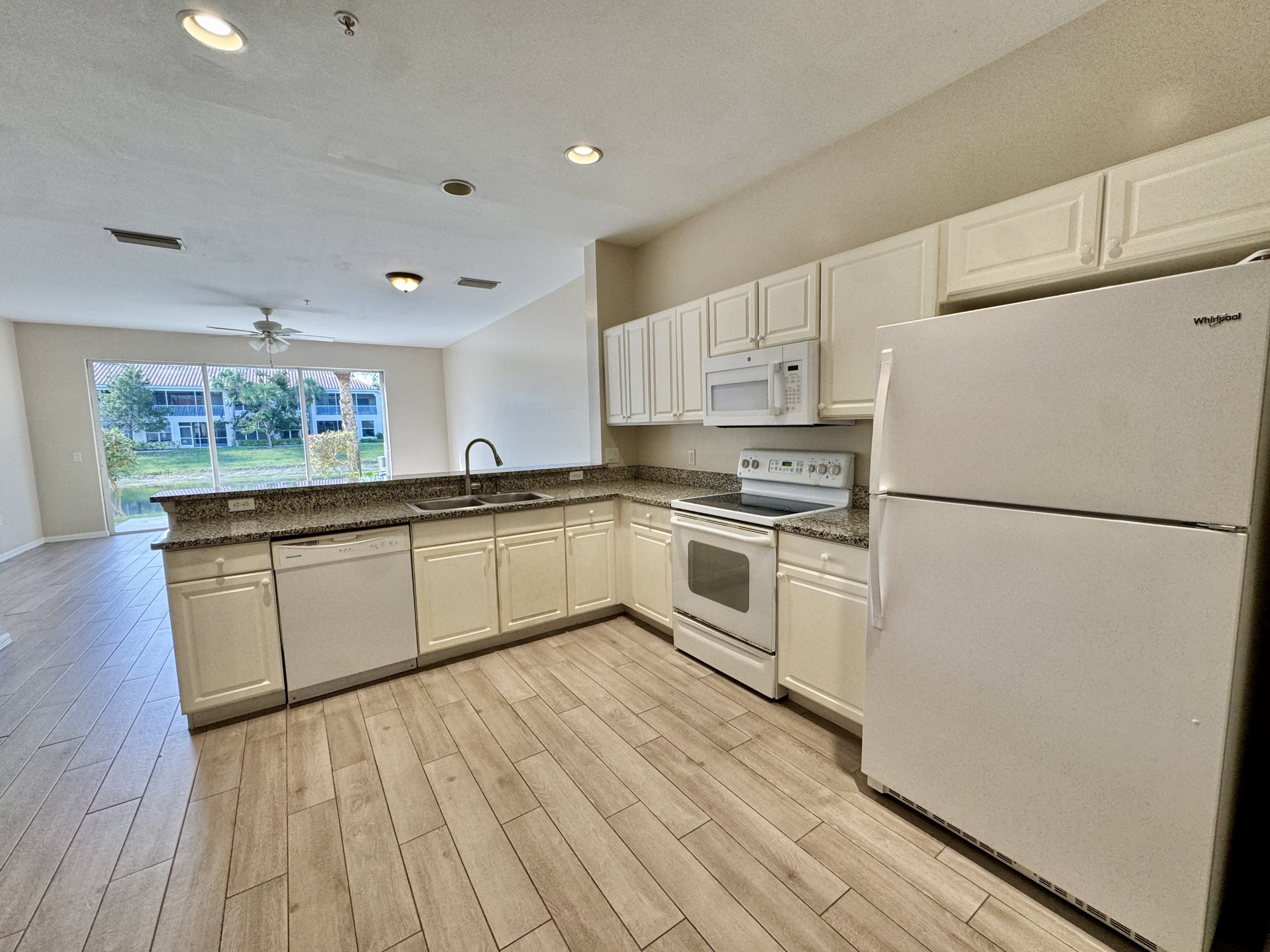 912 Hampton Cir – photo 4