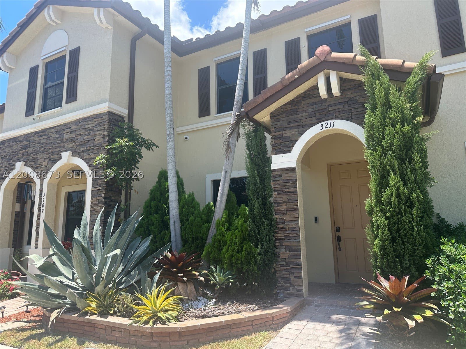 3211 SE 6th St – photo 2