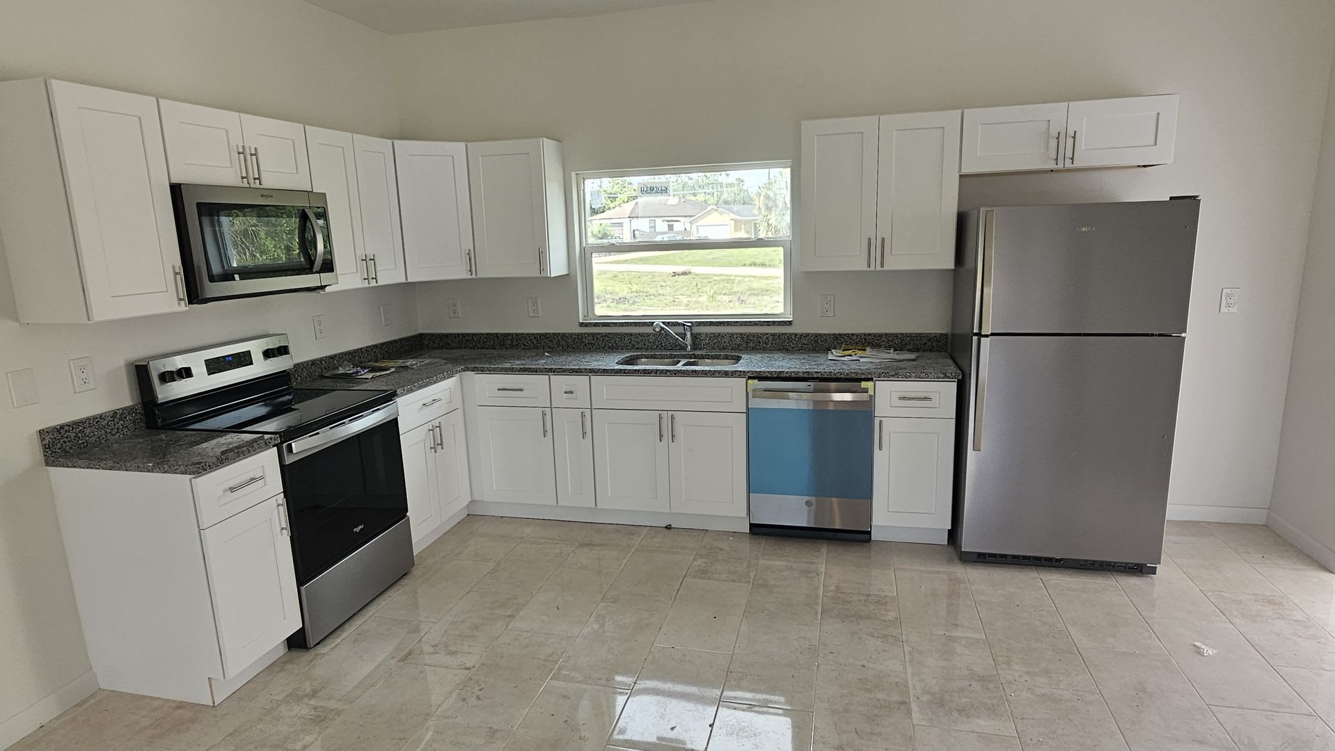 BRAND NEW MOVE IN READY 3 BEDROOM 2 BATH – photo 3