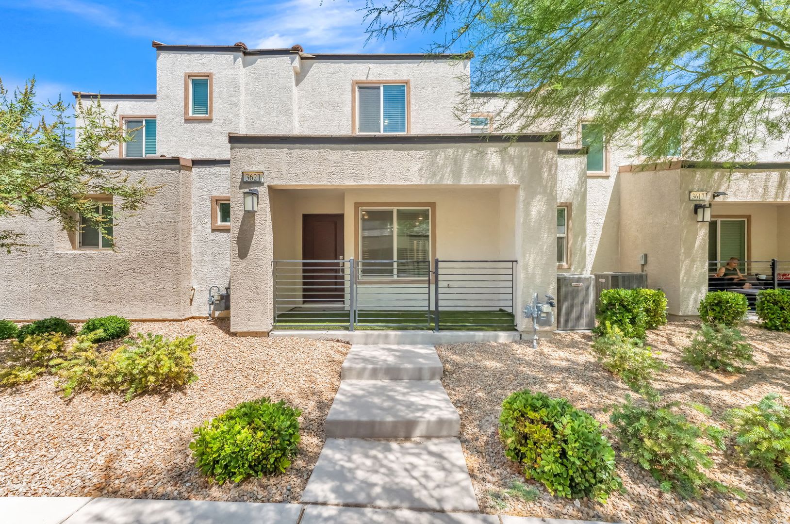 Modern Gated Townhome with Flexible Living Spaces & Stylish Finishes! – photo 1