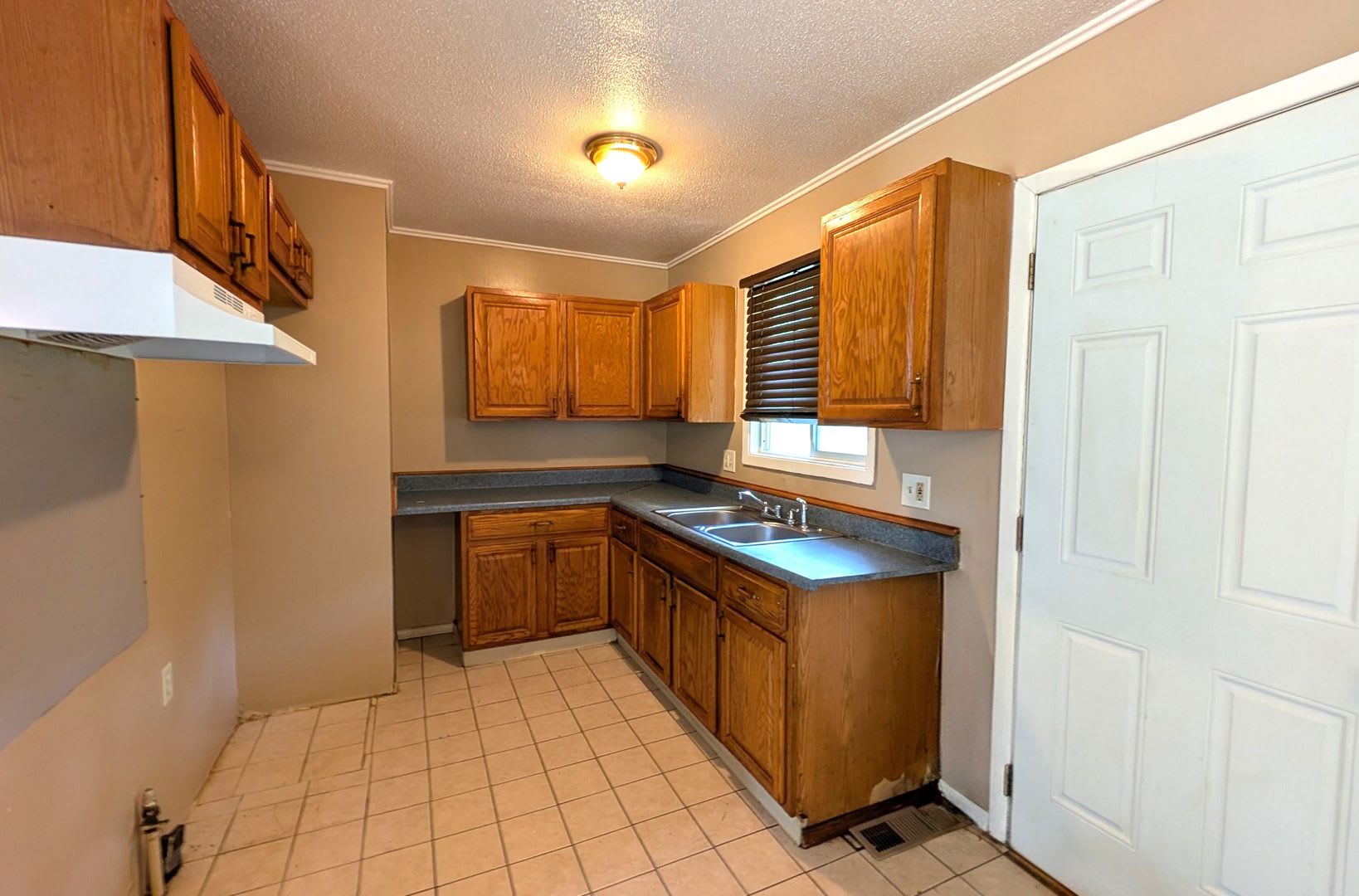695 E Summit, 3 bedroom house with basement – photo 3