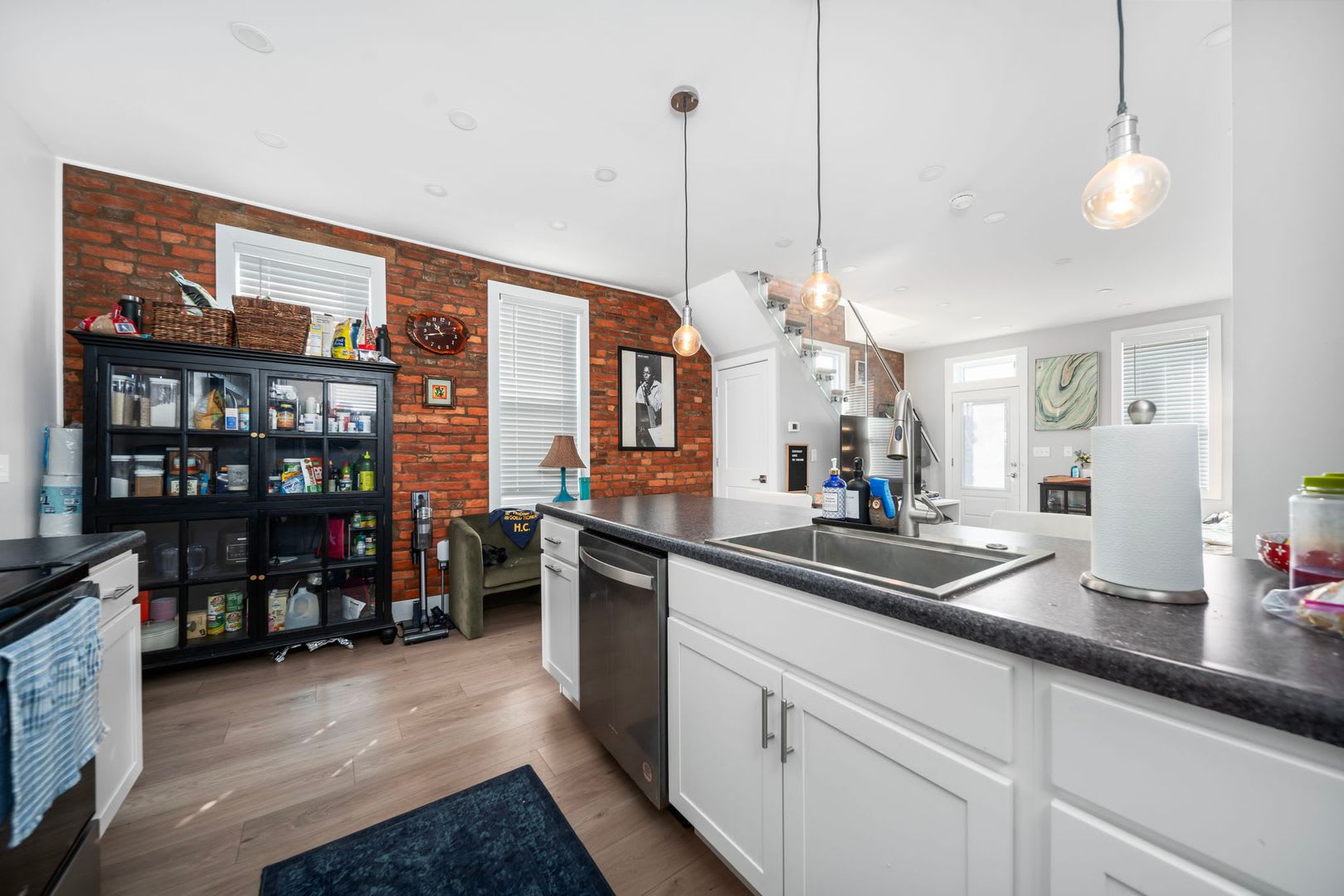 EAST FRANKLINTON ARTIST DISTRICT! SUNNY NEWLY RENOVATED HOME on DOUBLE LOT – photo 5