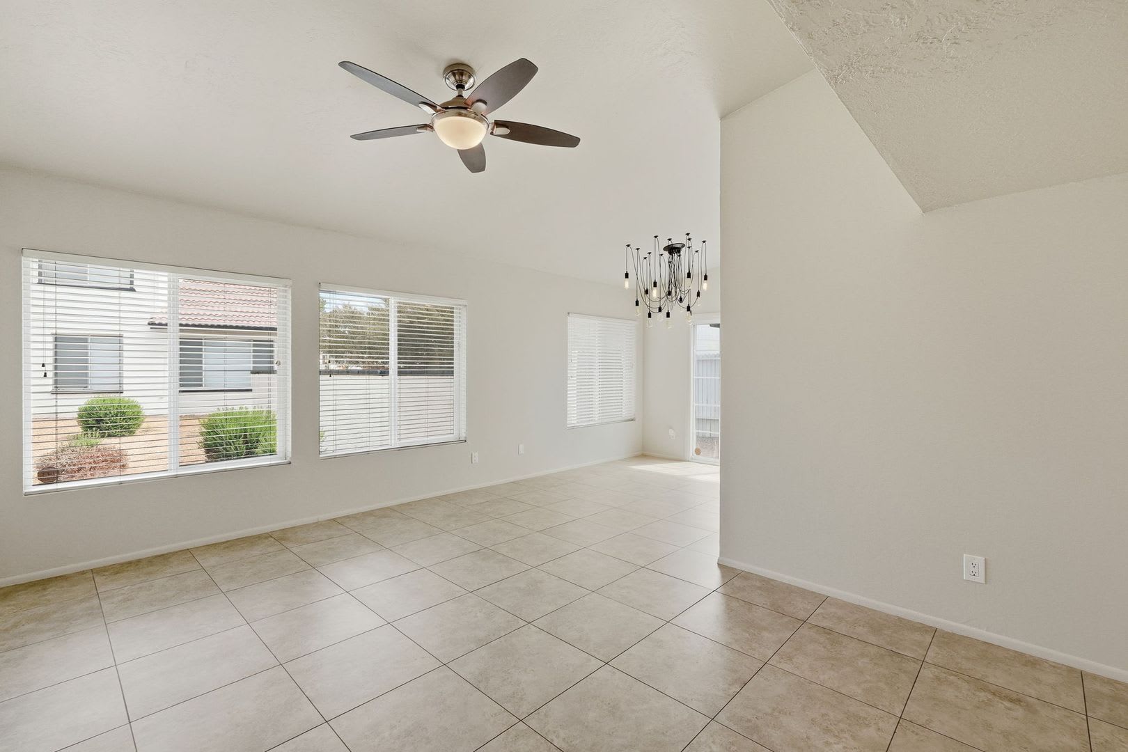 Beautiful townhome in North Phoenix central location – photo 5