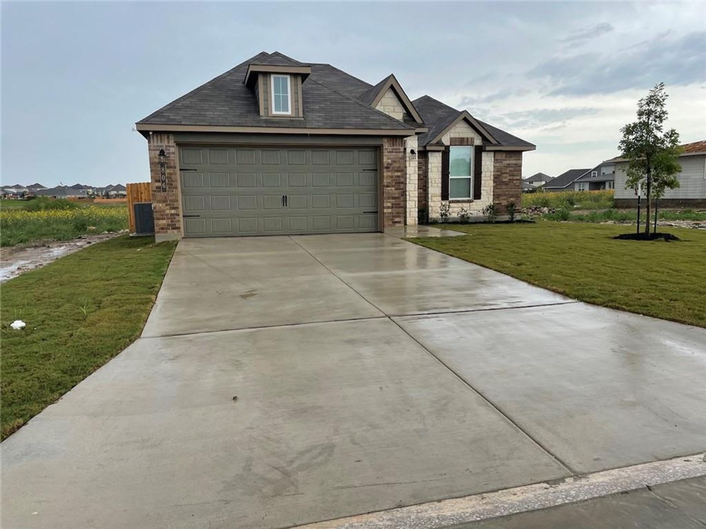 Welcome home to this beautiful, brand-new single-story home in the desirable Lake Pointe community! – photo 2