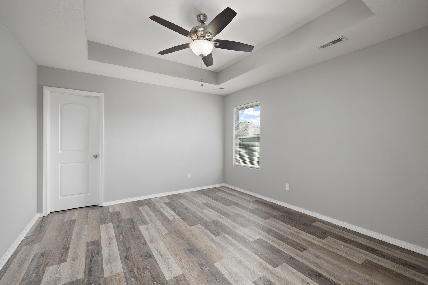 3 bedroom home in Monte Cristo neighborhood with fenced in yard – photo 2