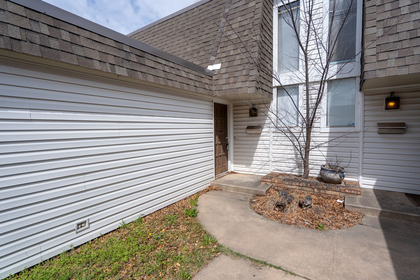 Spacious Backyard, 2 Car Garage, Close to NW Expressway! – photo 2