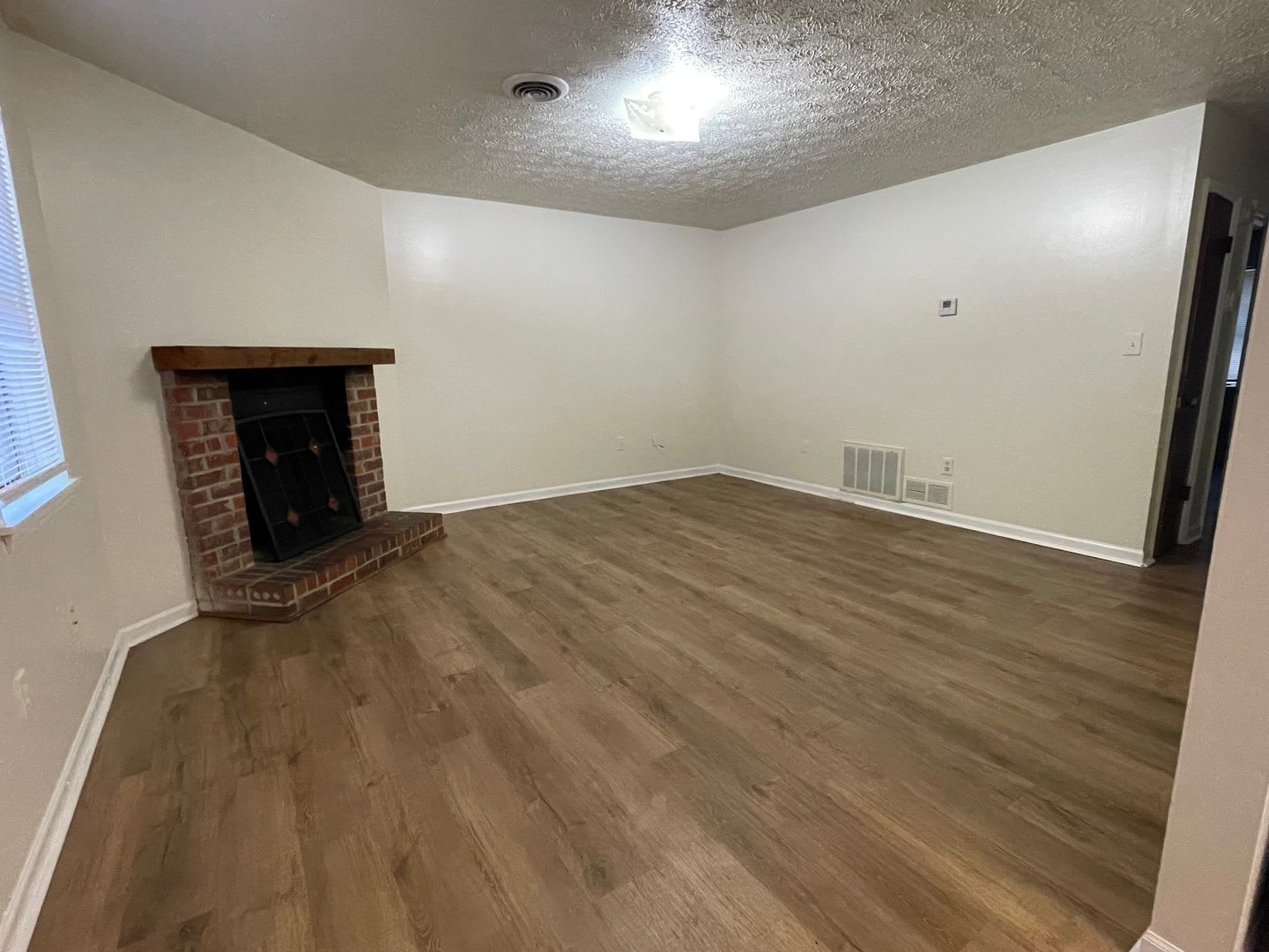 2BR 1 Bath Duplex on the Eastside! Available soon! – photo 2