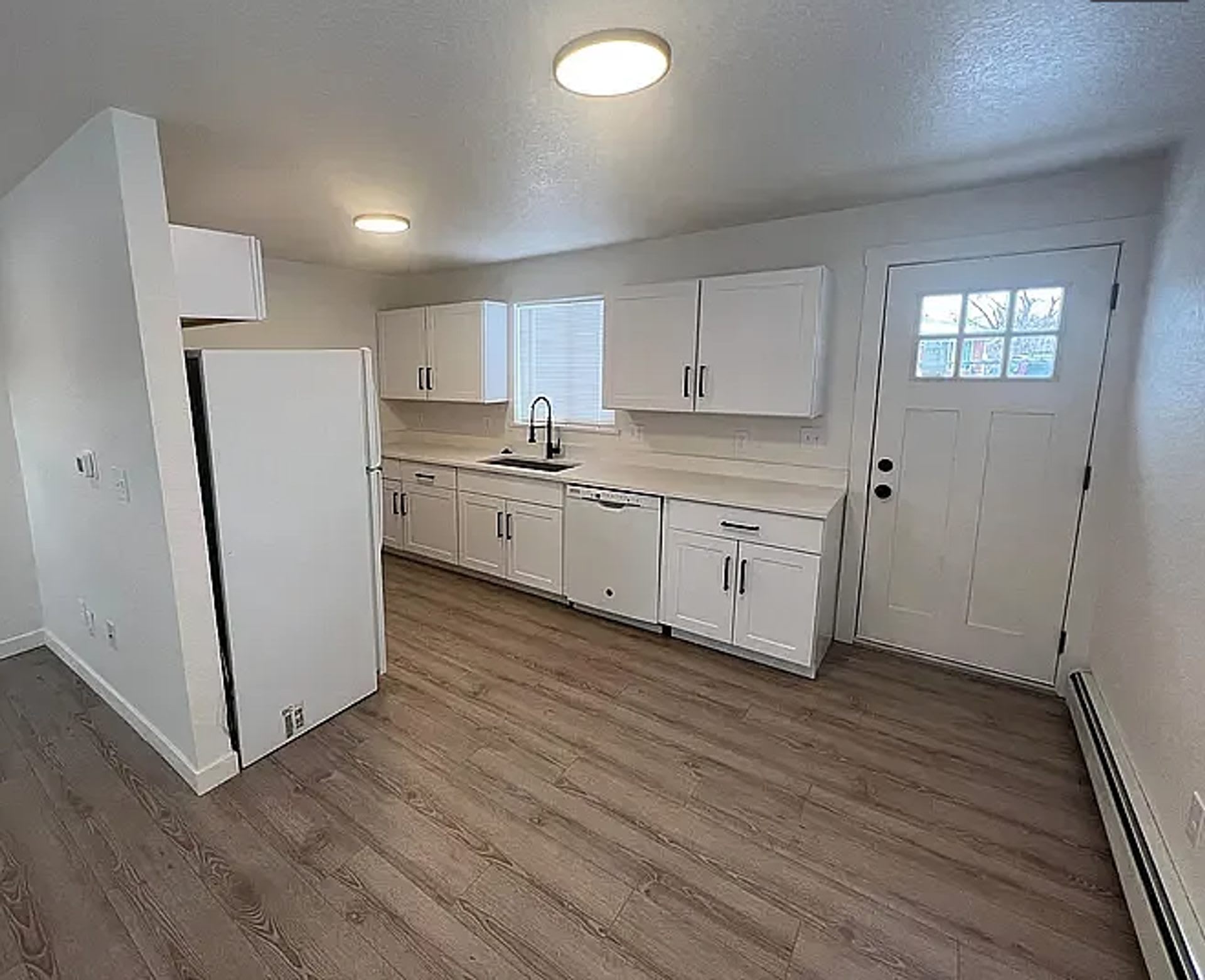Beautiful 2 Bed Apartment with Reserved Parking Spots – photo 1