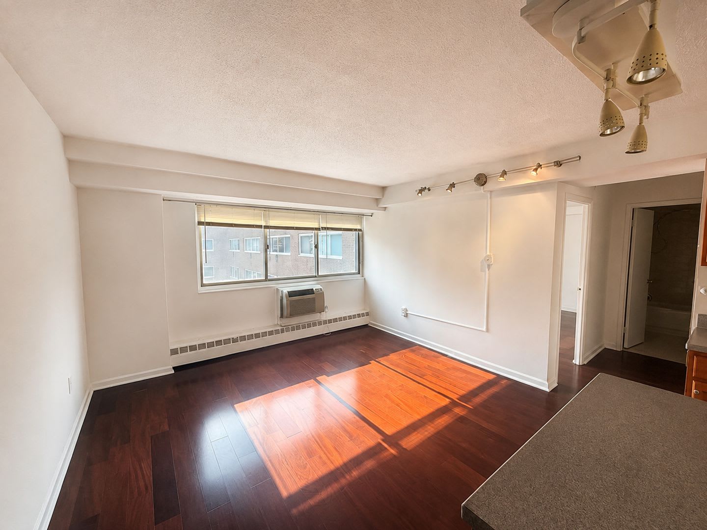 18th-Floor River West Residence with Center City Views &amp; Utilities Included – photo 2