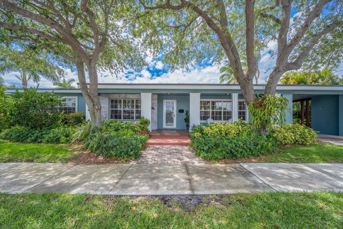 2201 N Lakeside Drive – photo 1