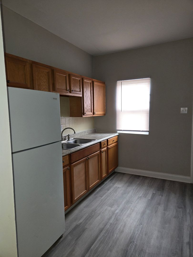 Spacious 3 bedroom 1.5 bath – photo 3