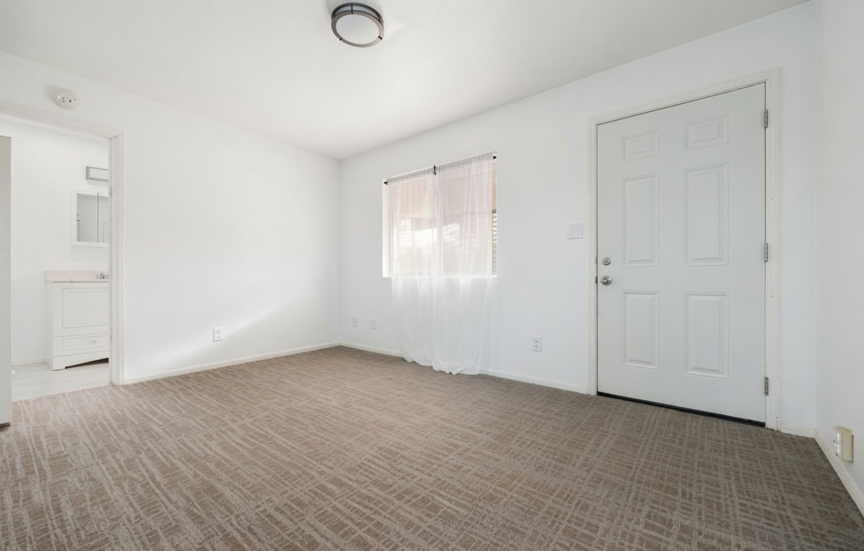 Beautiful Detached 1 Bedroom Home in Lakeside! – photo 3