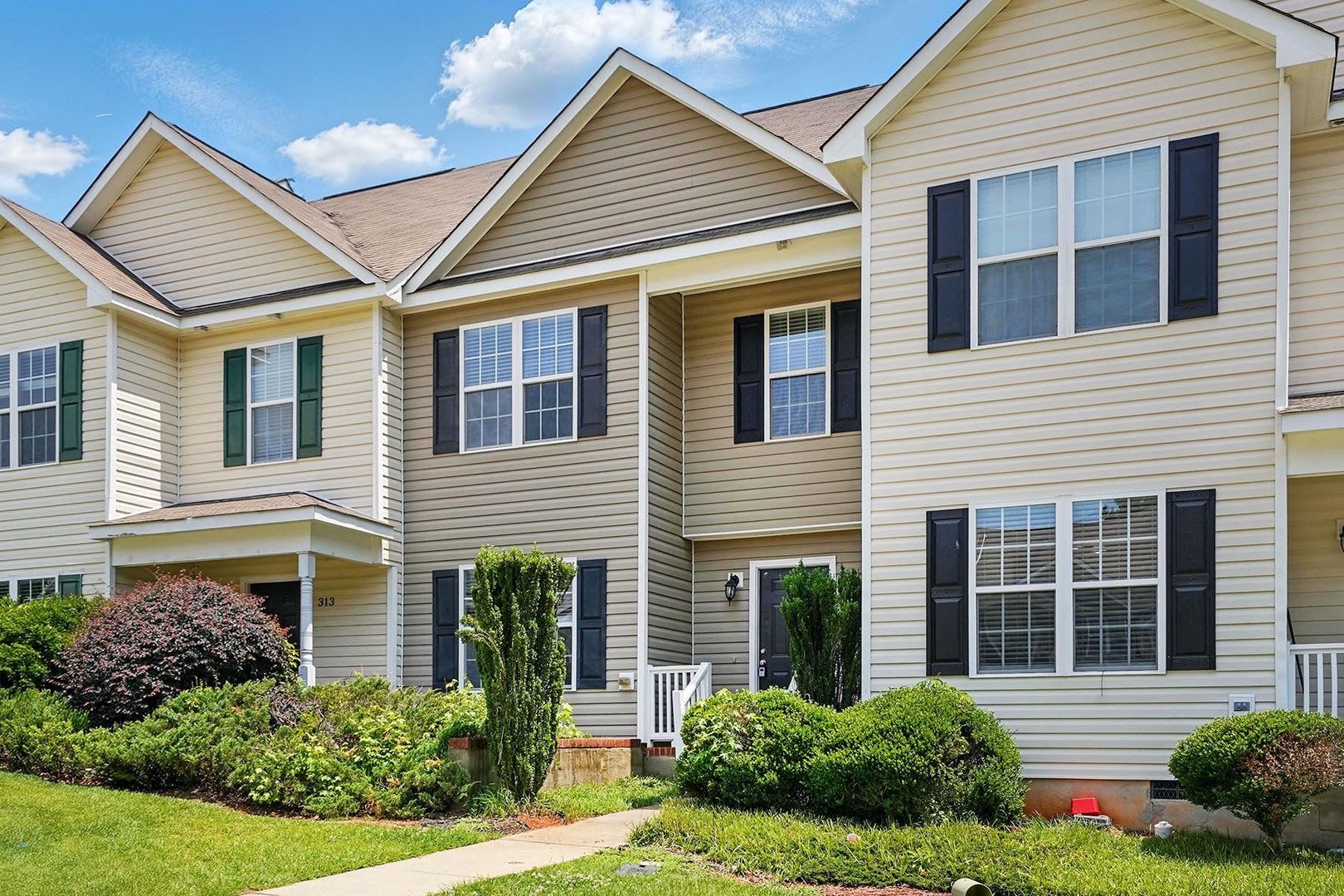Beautifully Updated Townhome in Clayton – Available Now! – photo 3