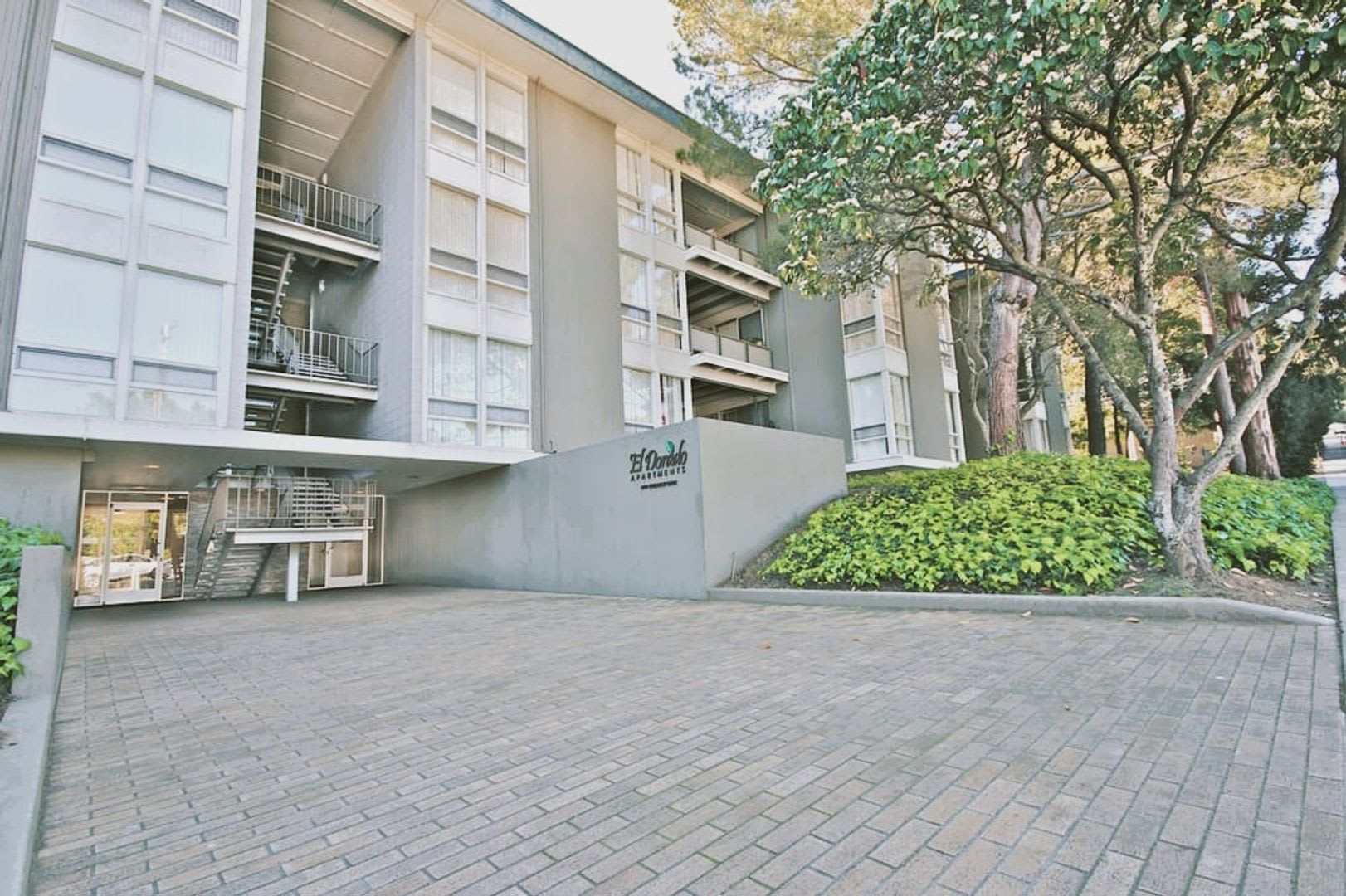 Modern Peninsula Living Across from Carlmont Village – photo 2