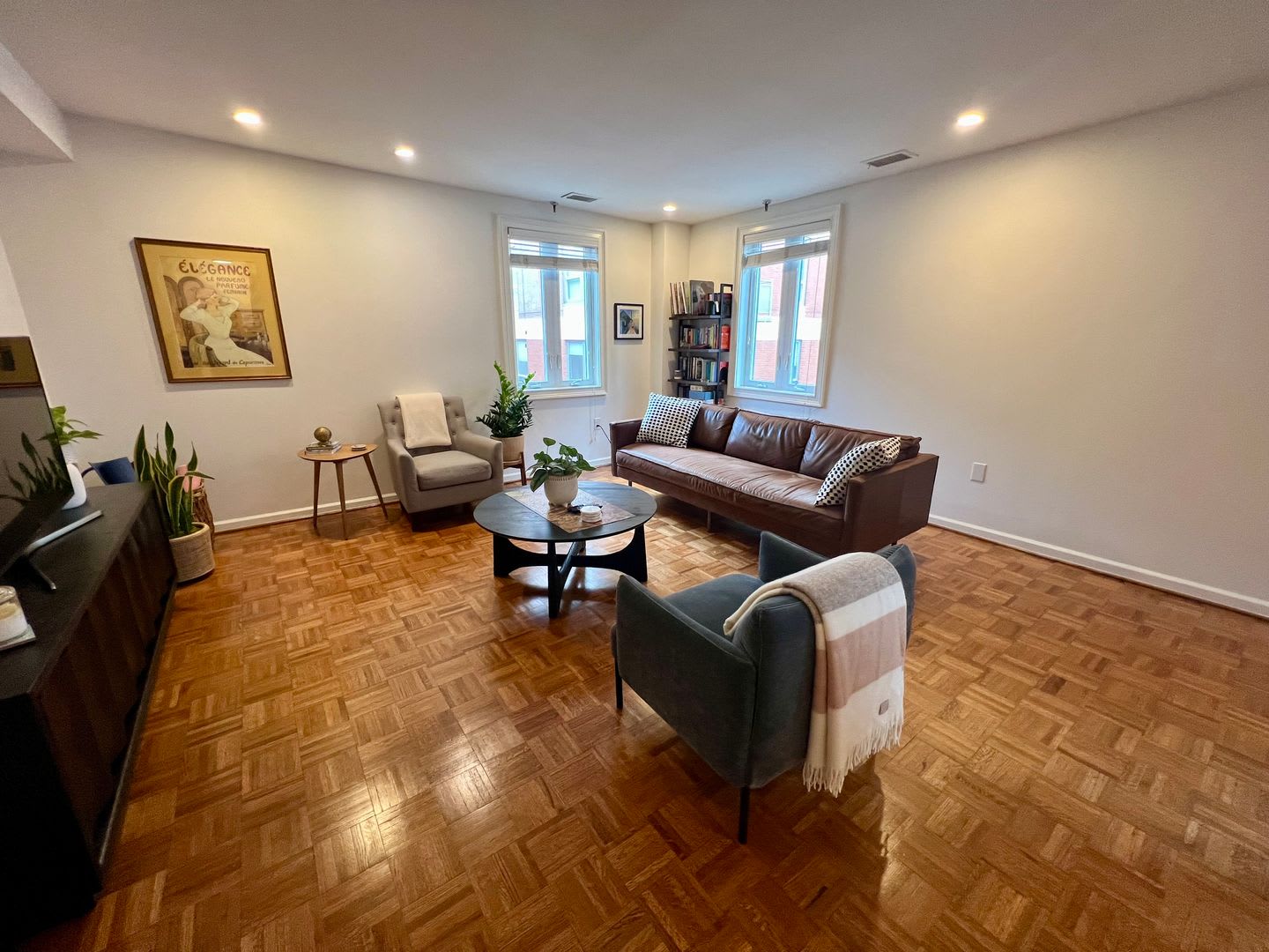 Gorgeous 2-Bed/2-Bath Condo in the Heart of Old City! Available August 1st! – photo 4