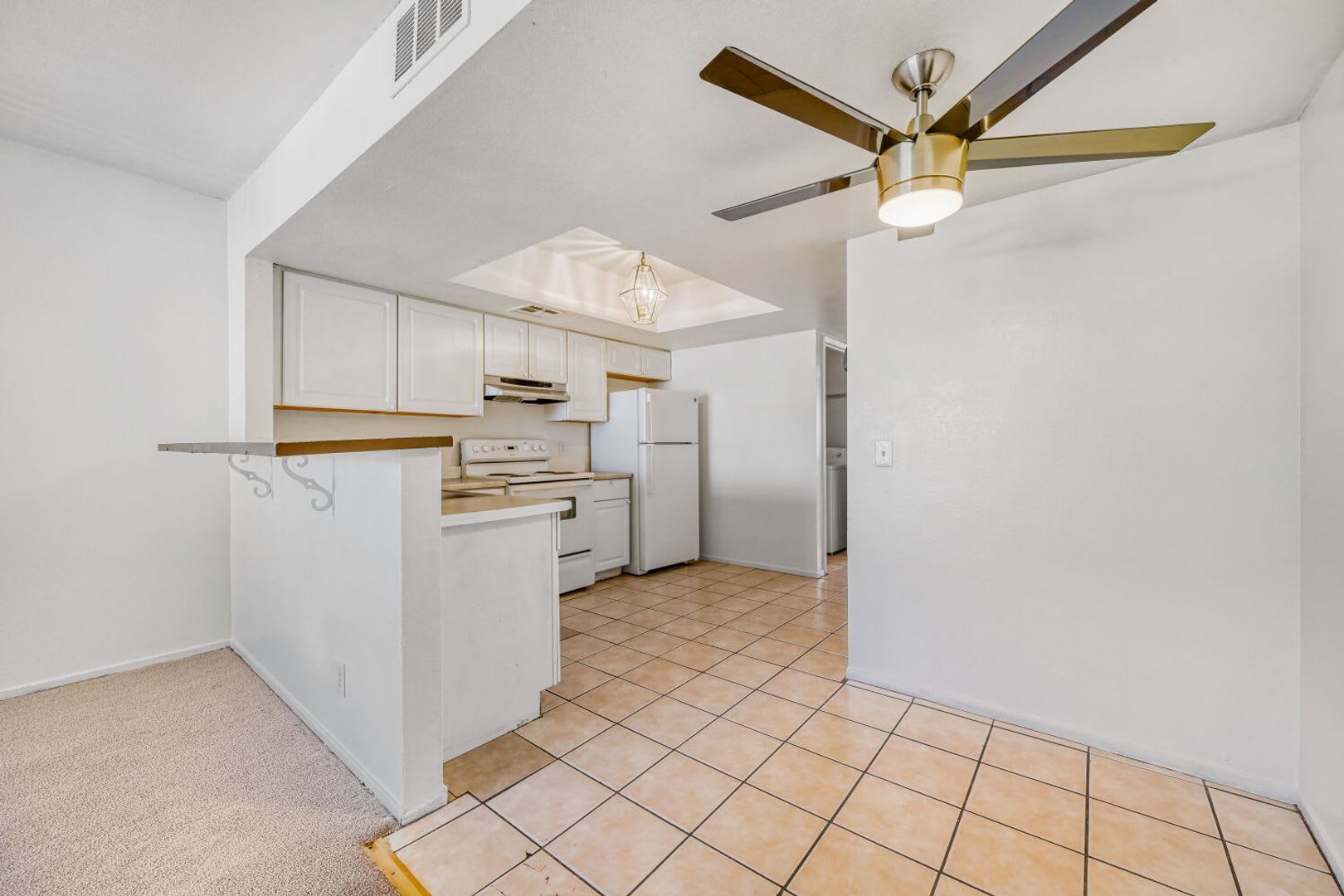 Cozy 2 Bedroom Upstairs Unit With Lots of Natural Light! – photo 5