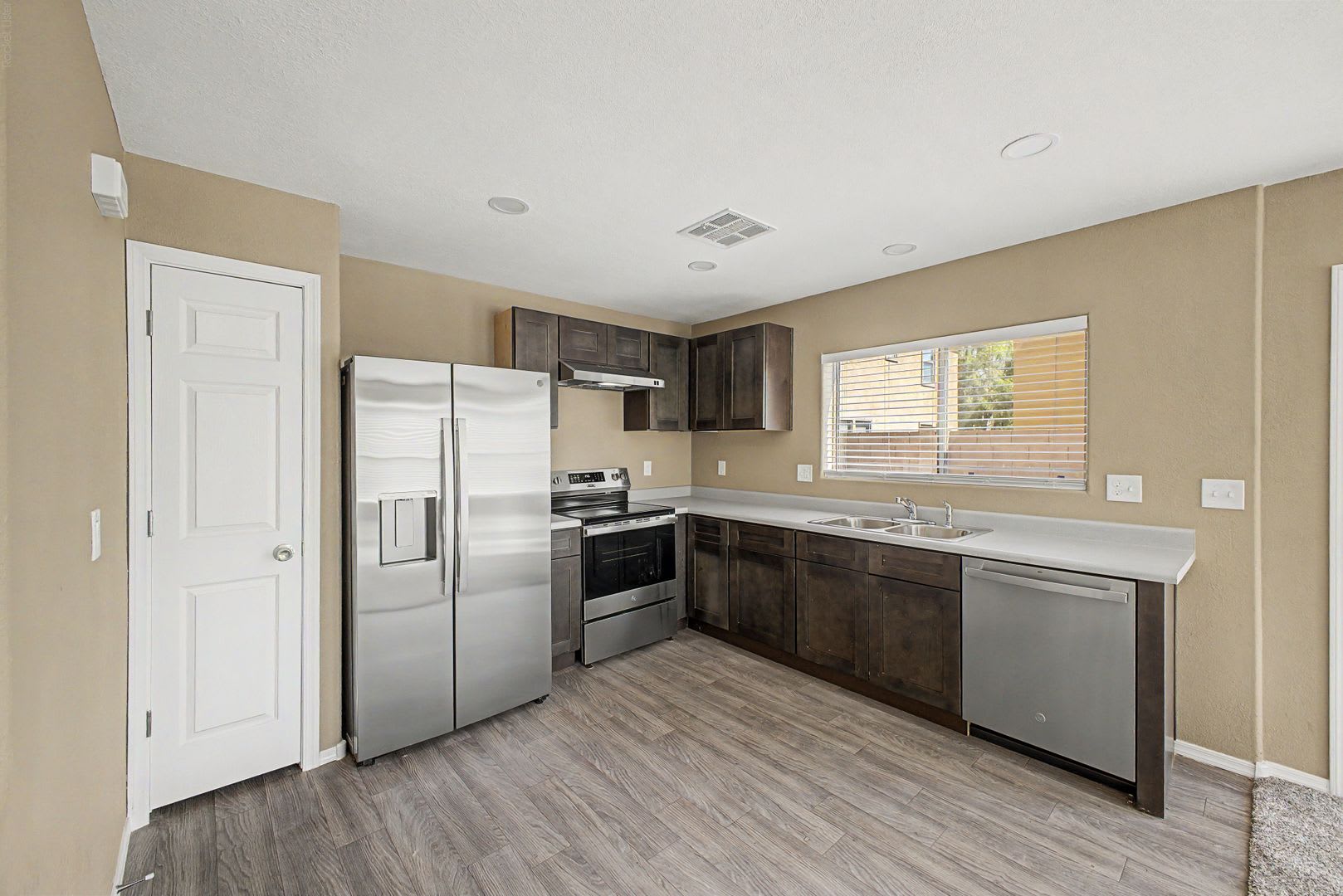 Fully Updated Laveen Home Modern Living Prime 202 Access – photo 2