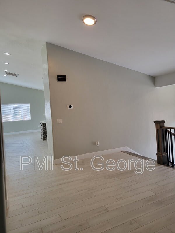 1065 N Canyon Street – photo 5