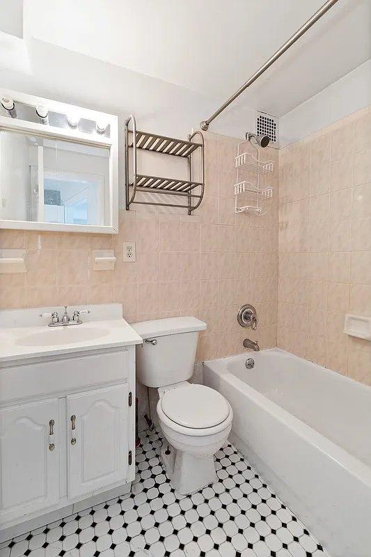 1220 Lexington Ave – photo 4