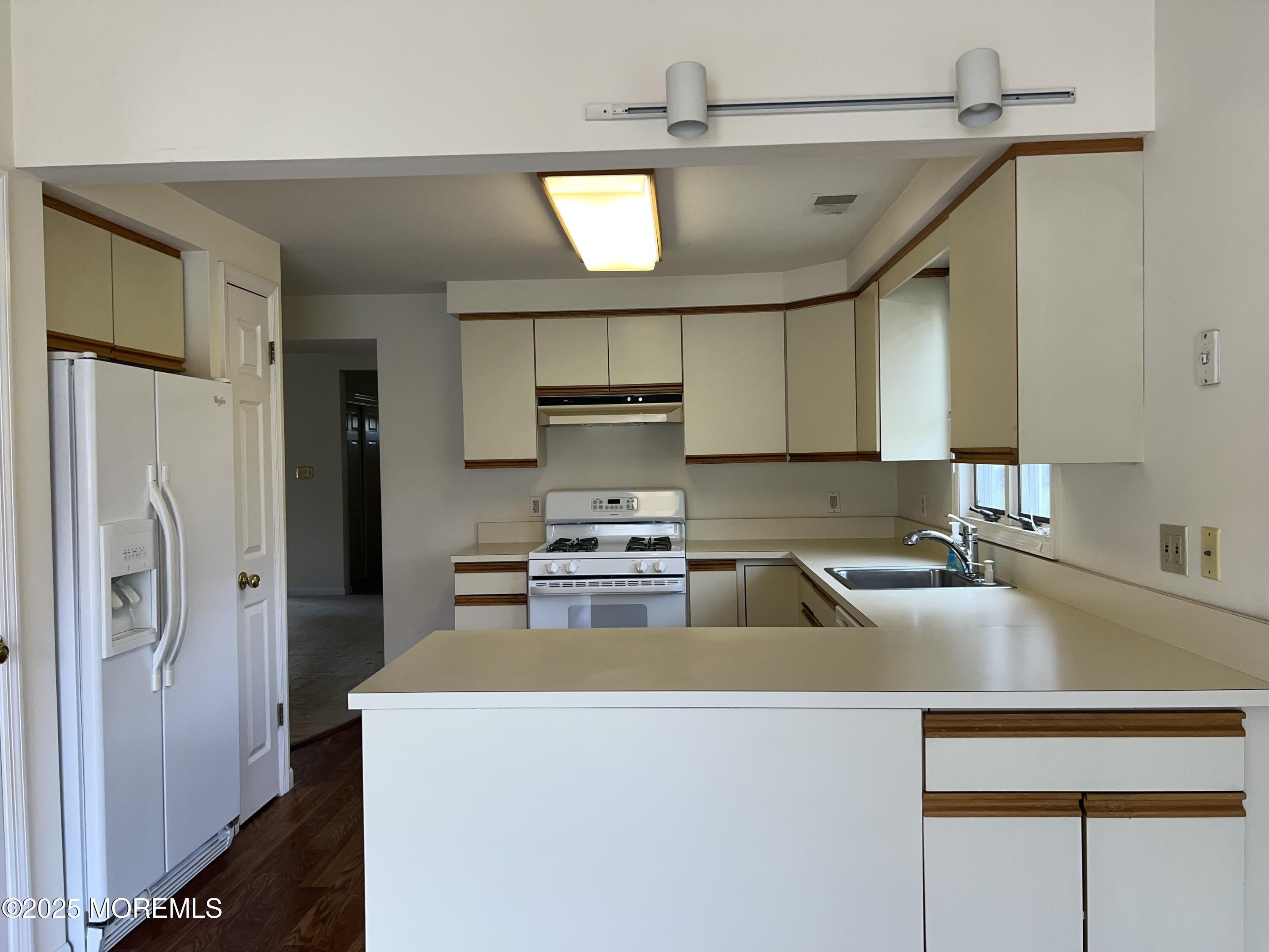 465 Adrian Avenue – photo 4