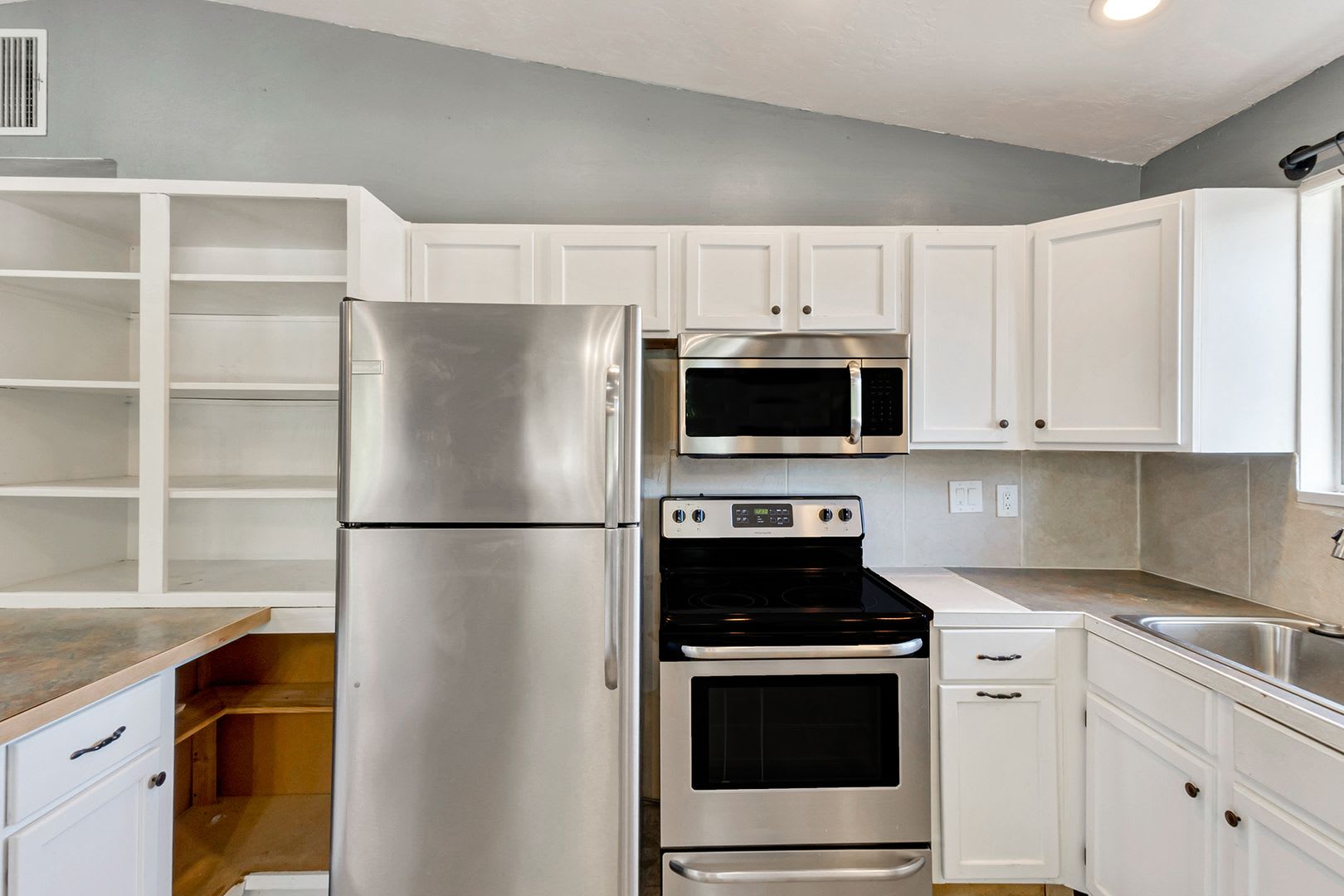 Spacious 5 Bed, 3 Bath with Sunroom – photo 3