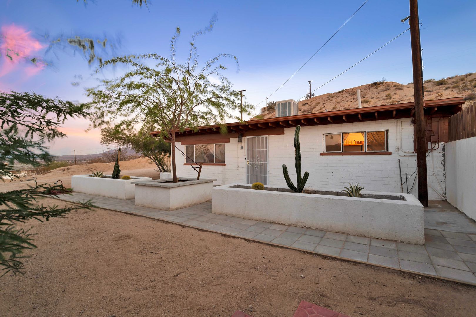 1 Bedroom Fully Furnished Hilltop Home W Views Free Internet – photo 2