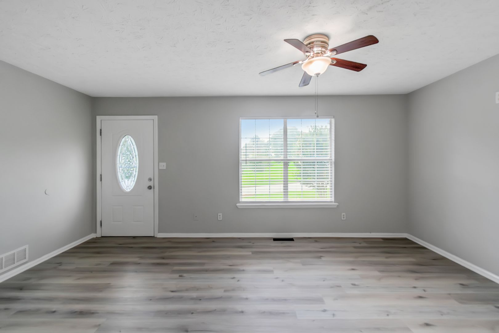 Lovely 3 Bed Room With 2 Baths, Gated Home – photo 4