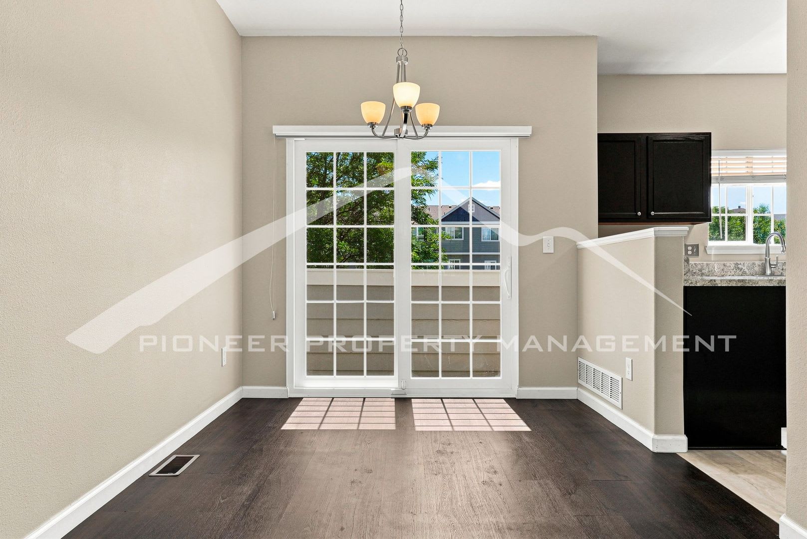 Gorgeous Townhouse With Central Ac And 2 Car Garage – photo 5