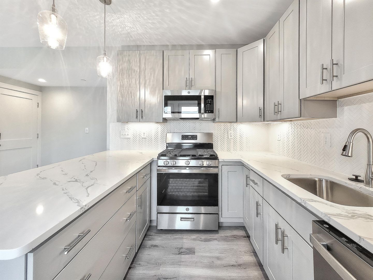 Spacious 3 Bed 2 Bath Apartment Pet Friendly Luxury Living In Roxbury – photo 4