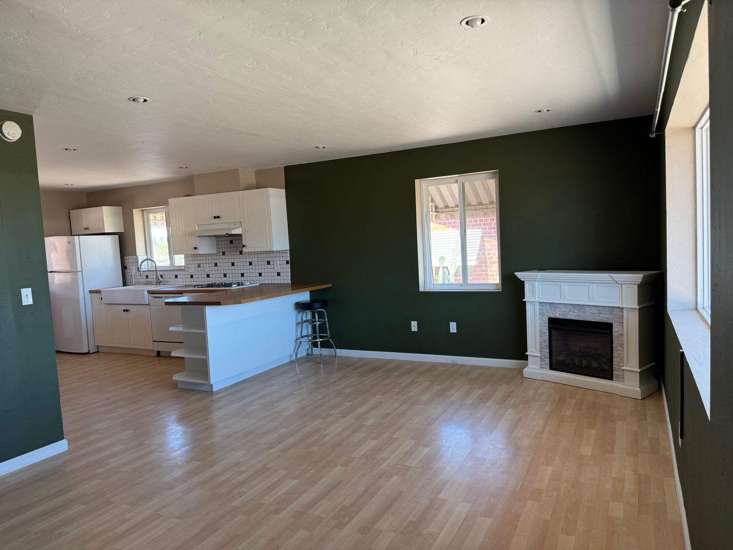 ALL UTILITIES INCLUDED Colorful & Eclectic 2 Bed / 1 Bath Home Near U of A – photo 3