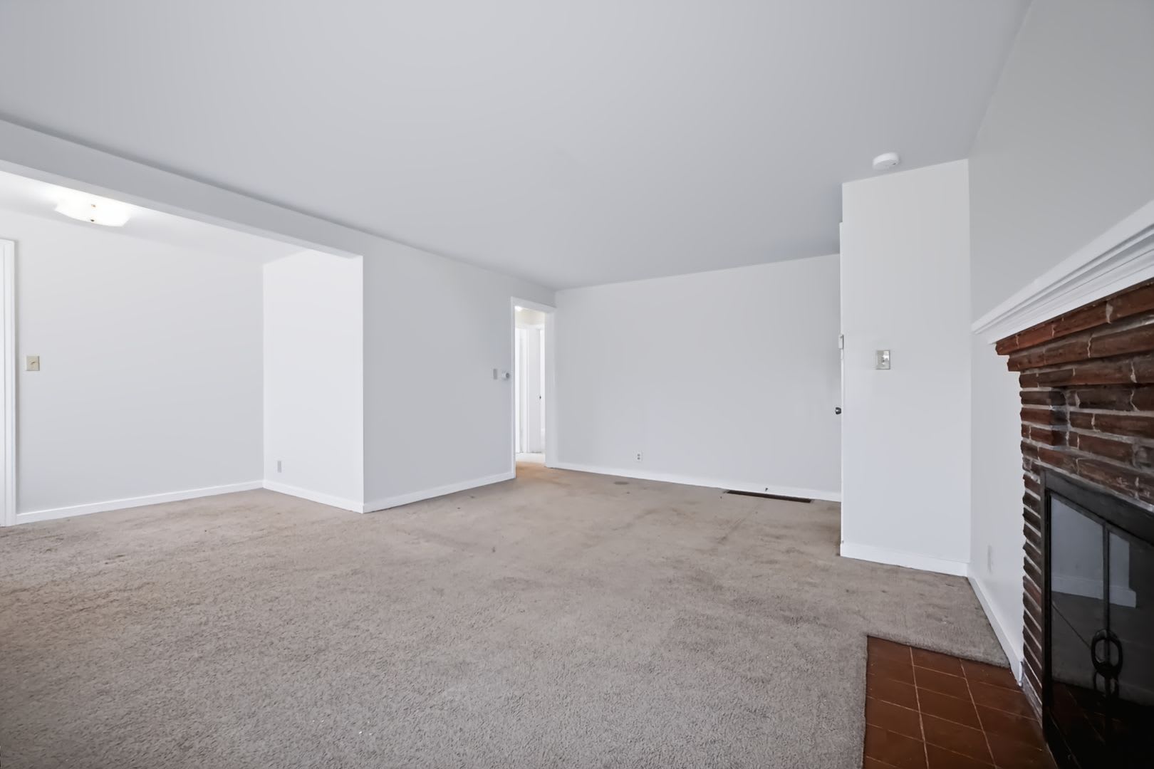Charming Seattle Home with Sizable Yard, Private Garage, Yard & In-Unit Laundry – photo 3