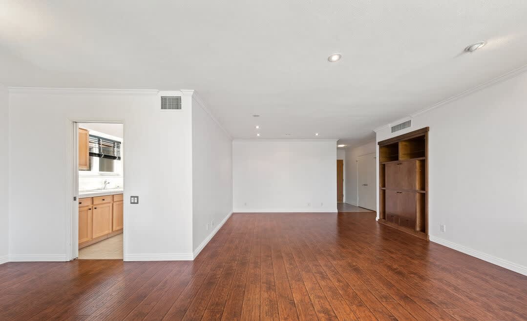 4915 Tyrone Ave – photo 3