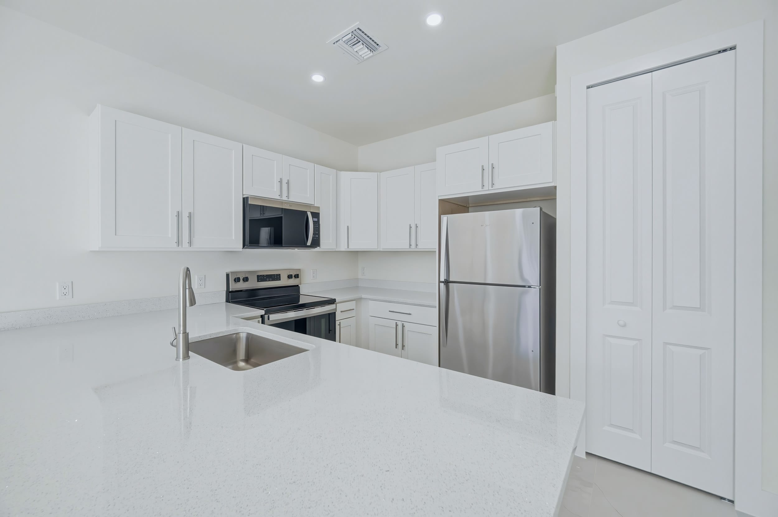 5430 Bristo St – photo 5