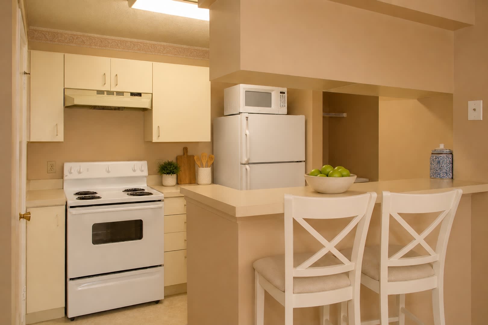1/1 3rd Floor with private balcony in gated community across from Altamonte Mall – photo 4