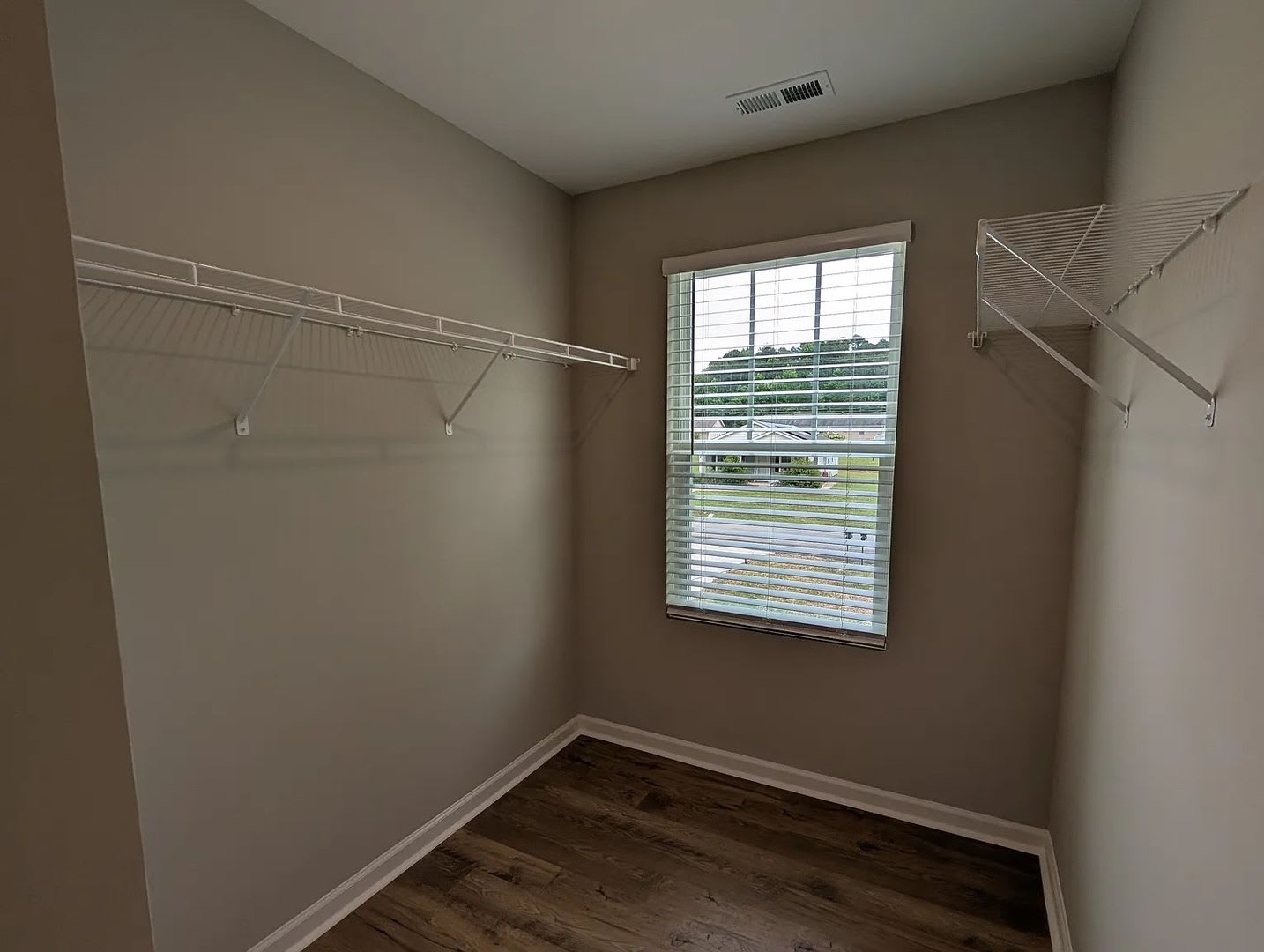 Room in 5 Bedroom Home at Reeves St – photo 2