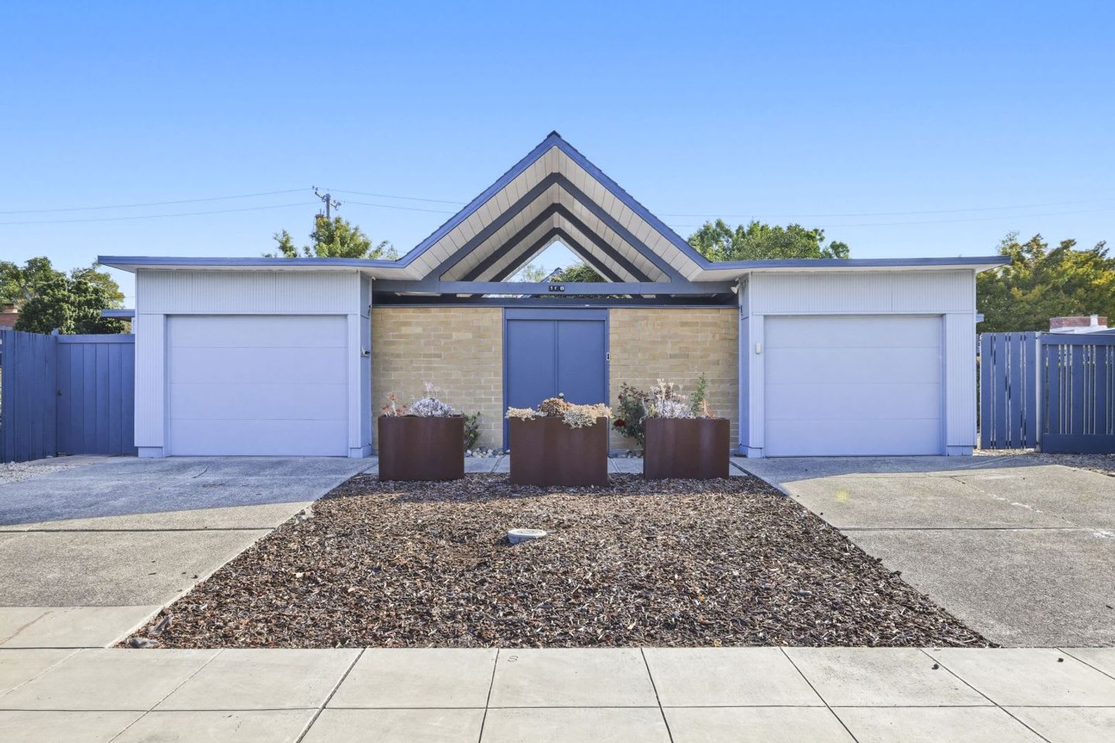 Charming 4+ Bed, 2 Bath Eichler in Desirable Greenmeadow – photo 1