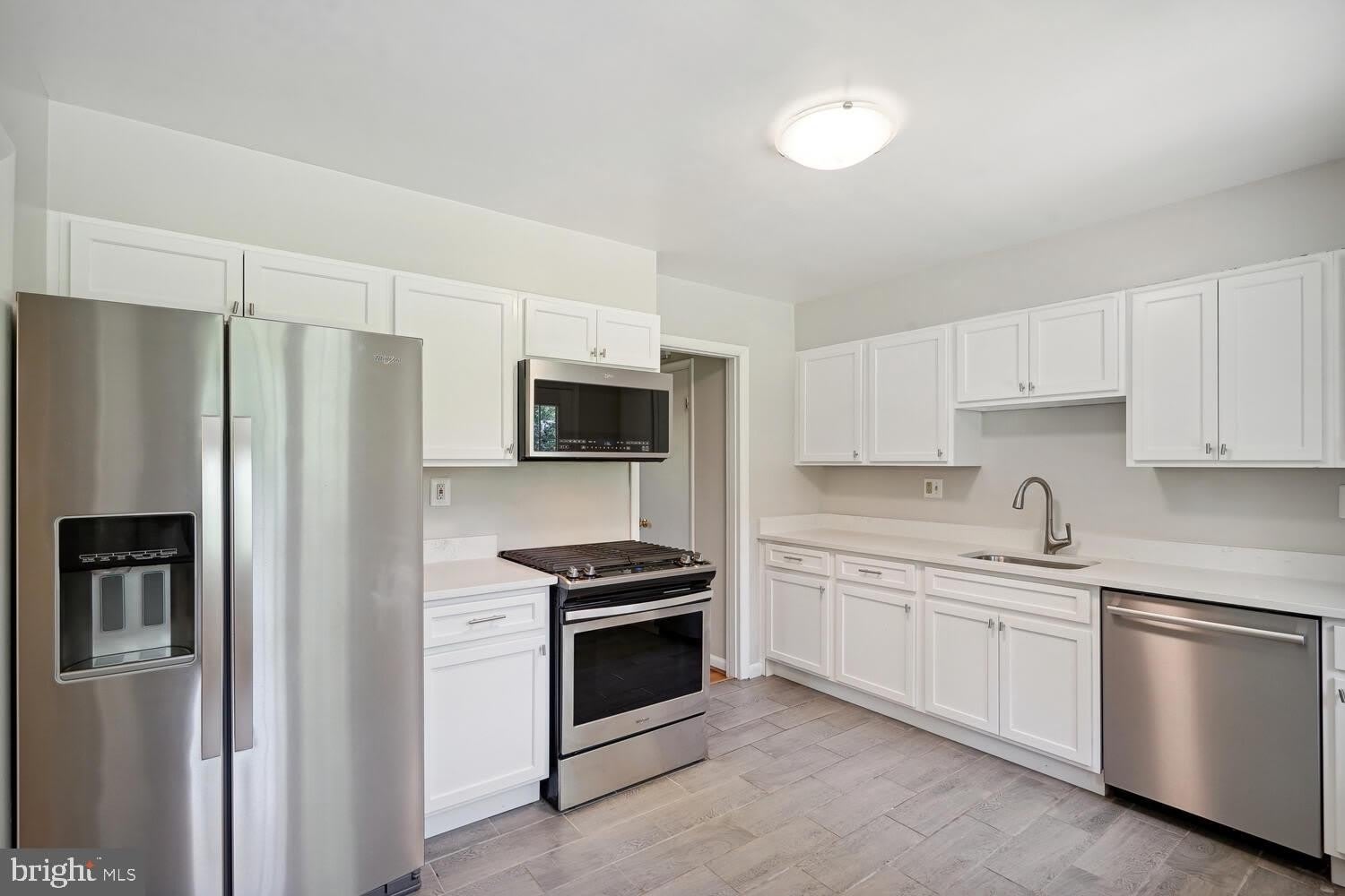 1633 WARNER Avenue – photo 5