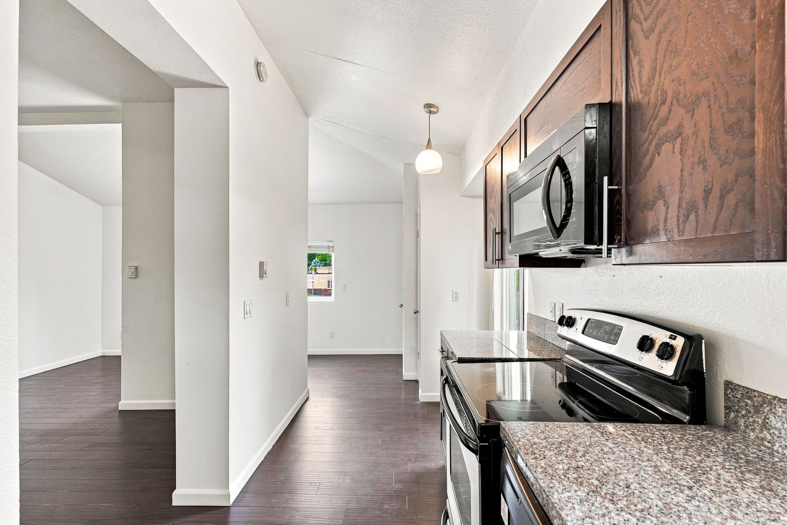 2 Bed, 1 bath Available! – photo 3