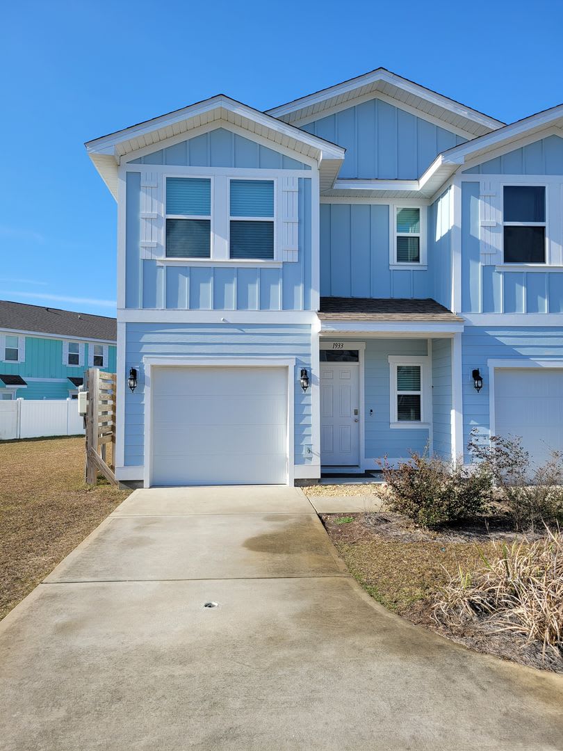 Hathaway Townhomes 3 bedroom 2.5 Bath 1 car garage. End Unit! – photo 2