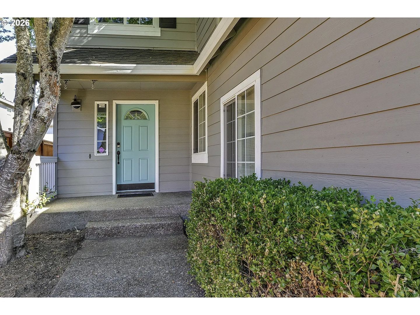 Spacious Hillsboro 3 Bedroom Home with Vaulted Ceilings, Office, Open Kitchen & 2-Car Garage – photo 2