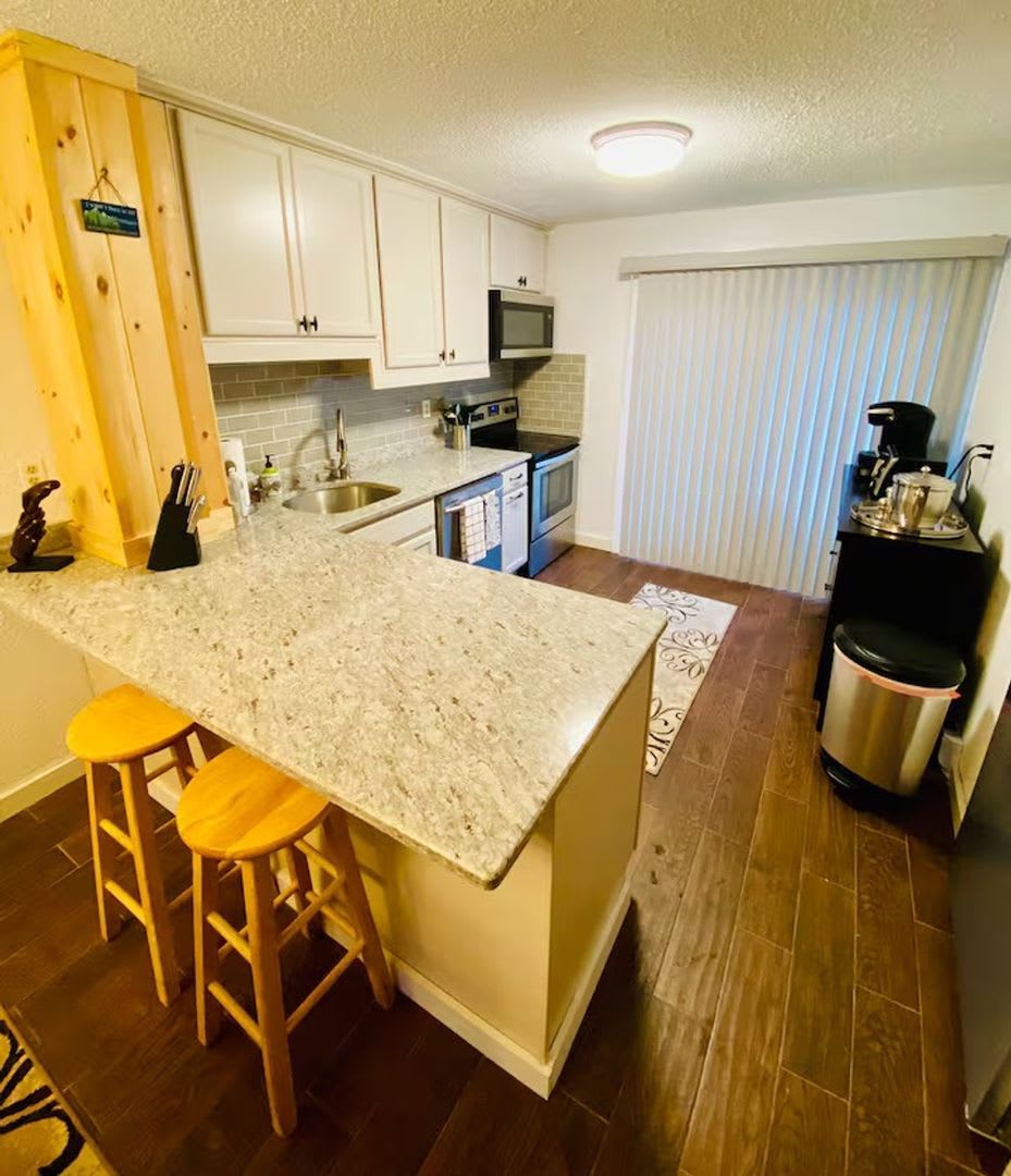 Charming 3BR Townhome in Hunter – photo 3