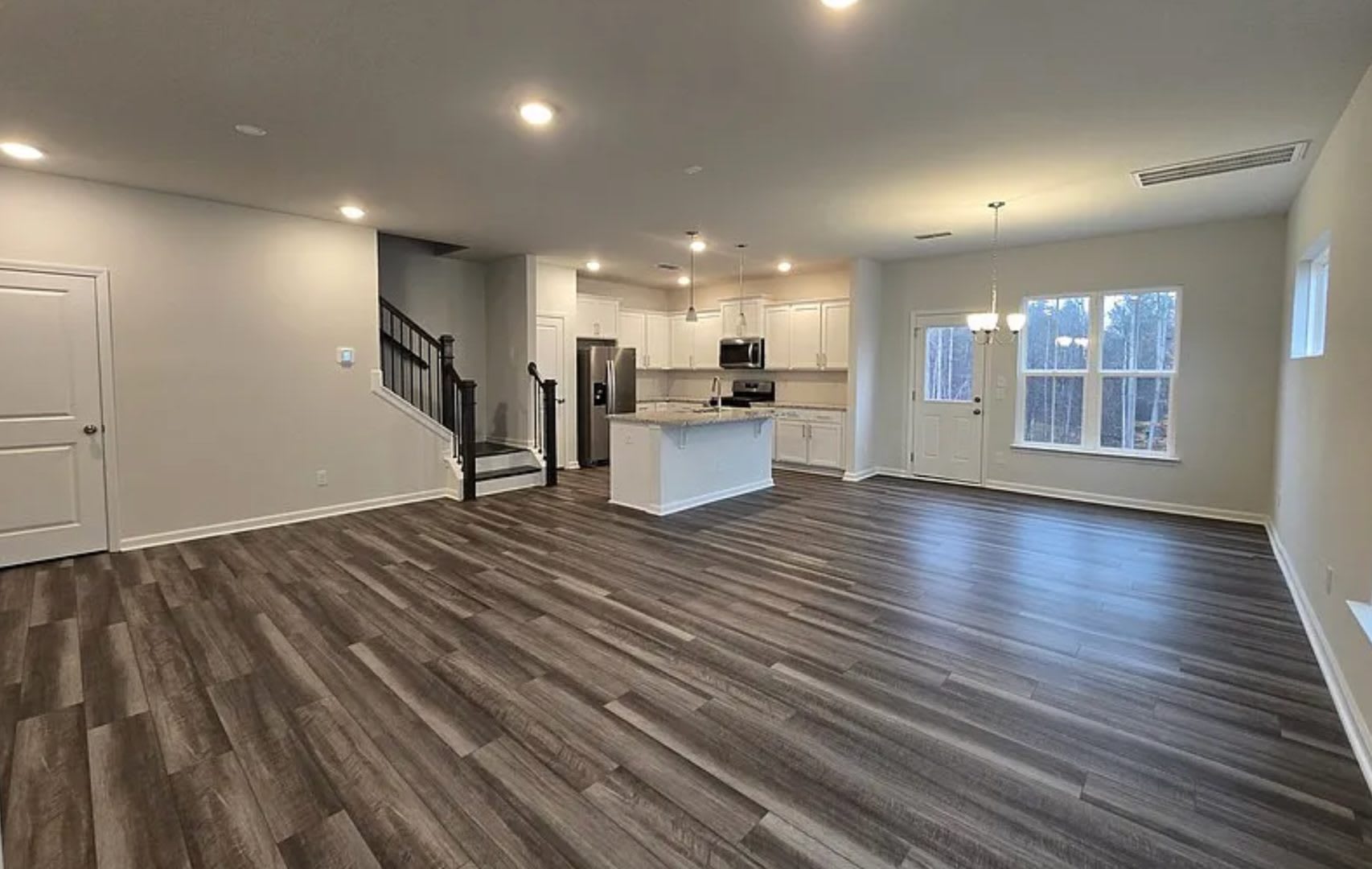 Modern Like-new 3 bedroom 2.5 bath townhouse in Jamestown w/2-car garage – photo 2