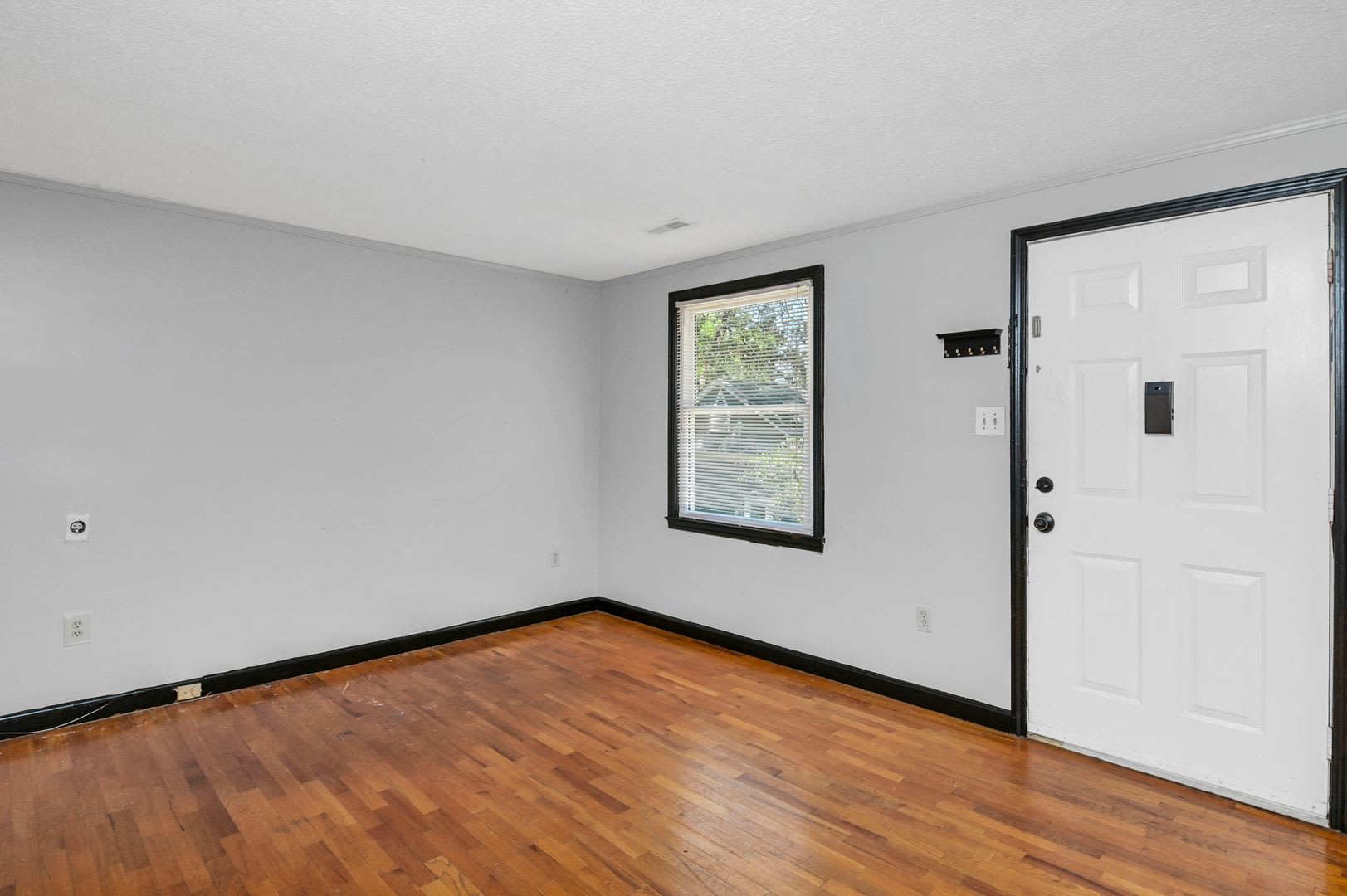 Just 8 Minutes from USC – Charming 2 Bedroom Home with Covered Front Porch! – photo 5