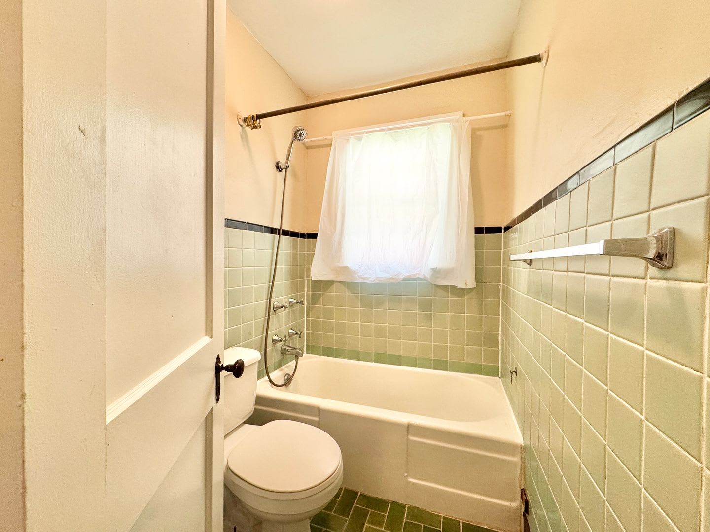 1 BR Apartment w/ Lawn Service Included – photo 5
